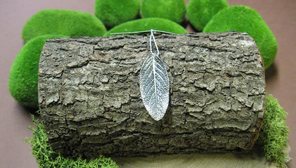 Silberschmuck Kettenanhänger mit Blattmuster Design by Claudia Kroker